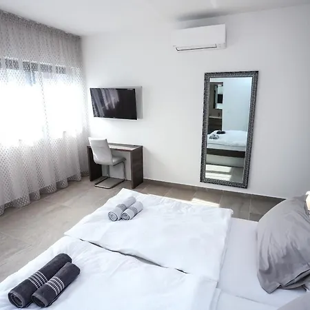 Jacky In For 8 People With Private Pool Just 900 Meters From Sea Πόρετς