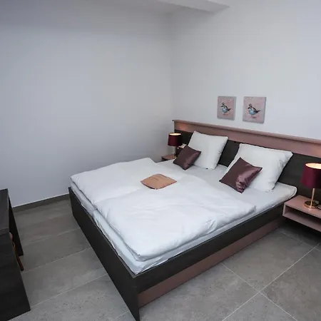 Jacky In For 8 People With Private Pool Just 900 Meters From Sea פורץ