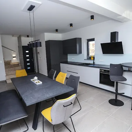 Jacky In For 8 People With Private Pool Just 900 Meters From Sea וילה