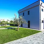 Βίλα Jacky In For 8 People With Private Pool Just 900 Meters From Sea